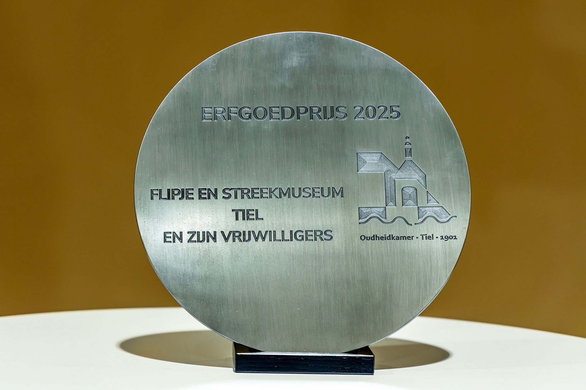 Erfgoedprijs 2025 van de Vereniging Oudheidkamer Tiel en Omstreken uitgereikt aan de vrijwilligers van Flipje en Streekmuseum Tiel. erfgoedprijs tiel flipje en streekmuseum tiel
